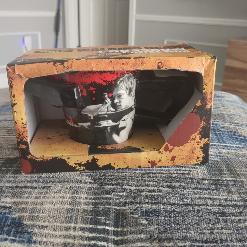 NEW 2013 AMC THE WALKING DEAD DARYL CROSSBOW COFFEE MUG